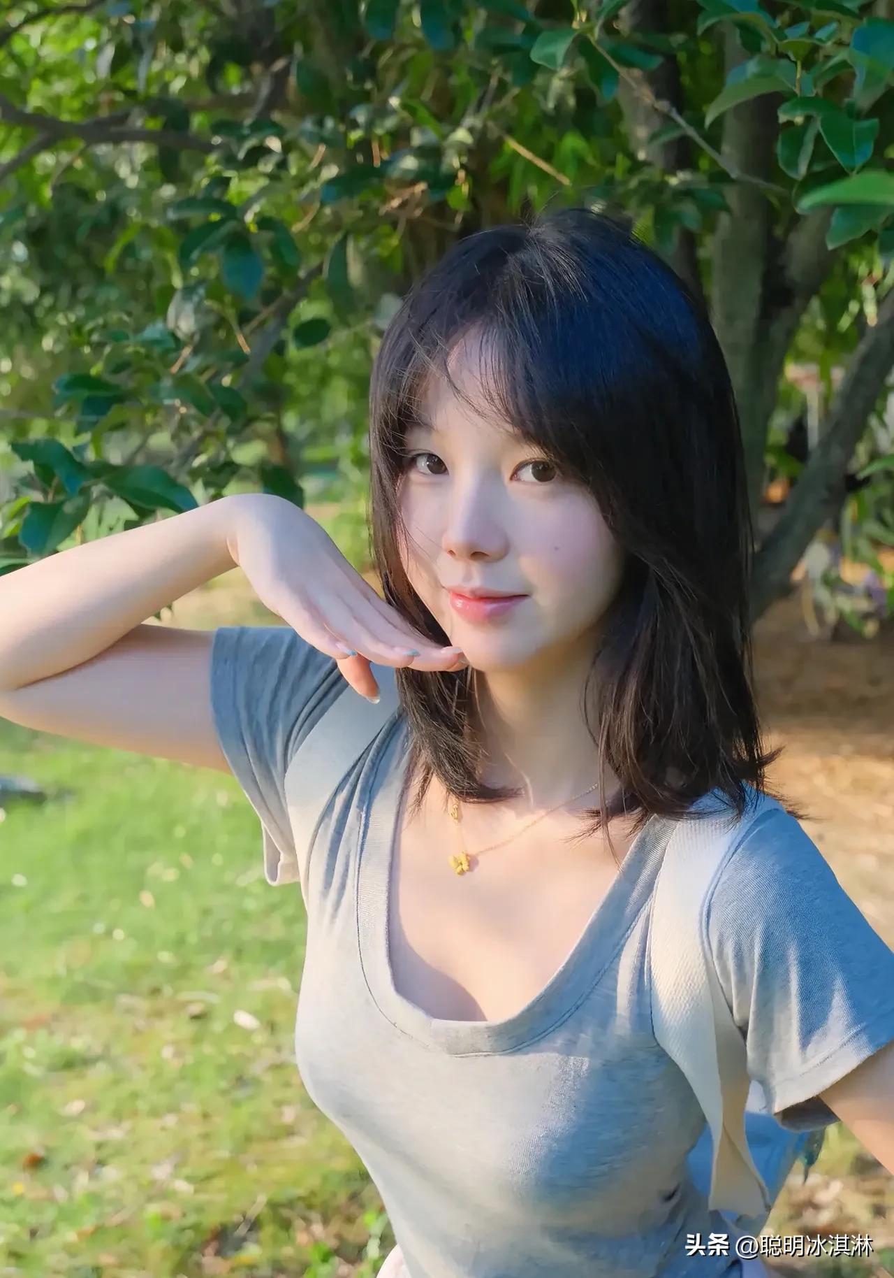 晨光穿透林间，少女漫步公园，  
发丝轻扬，步履轻盈如诗。  
镜头捕捉每一瞬灵