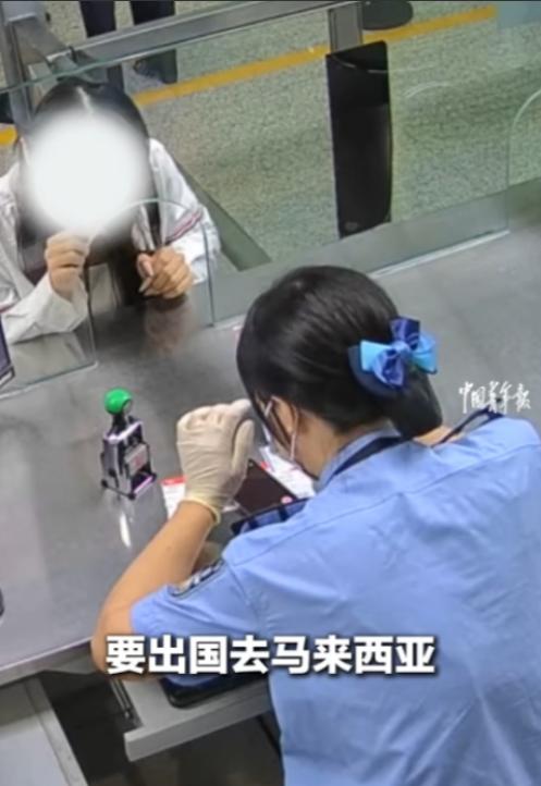 “太及时了！” 揭阳潮汕国际机场，边检民警发现一对特殊的出境旅客。同行的小姑娘刚