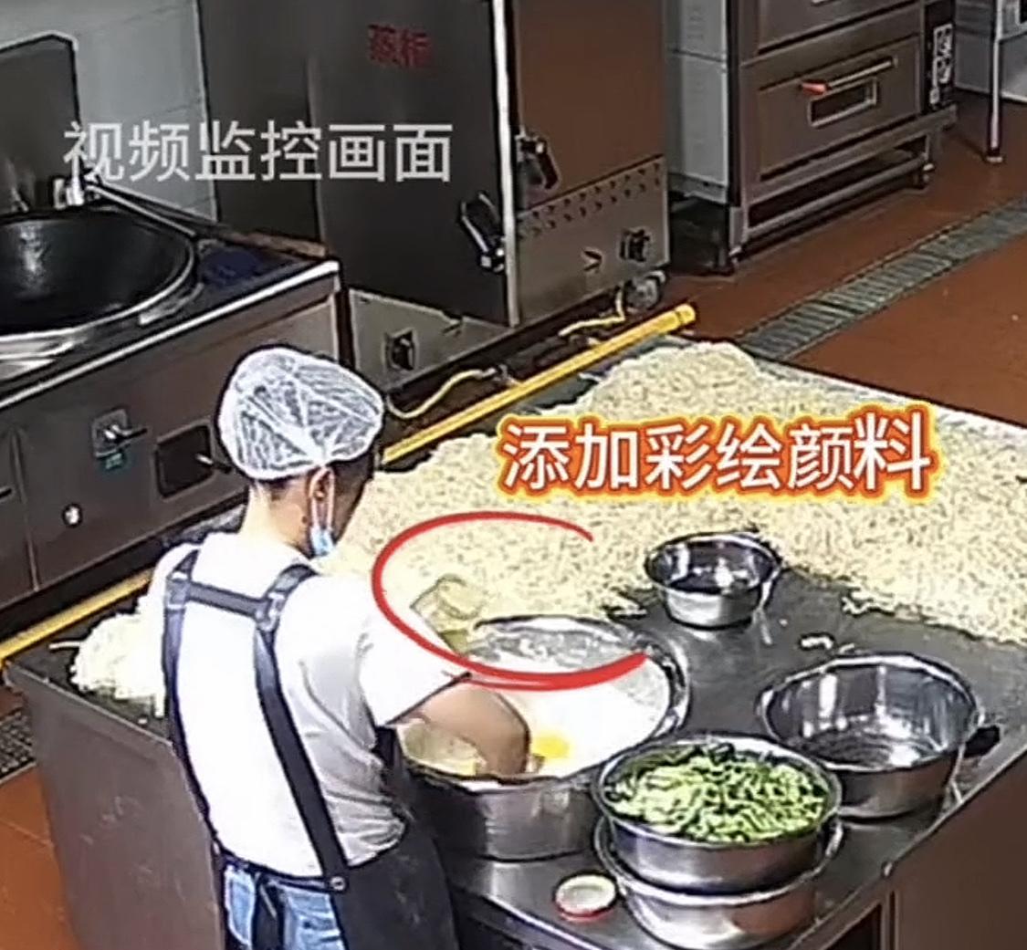 想破天也想不到，一园之长会让厨师在吃的里面加彩绘颜料，这是把幼儿园的小孩当什么？