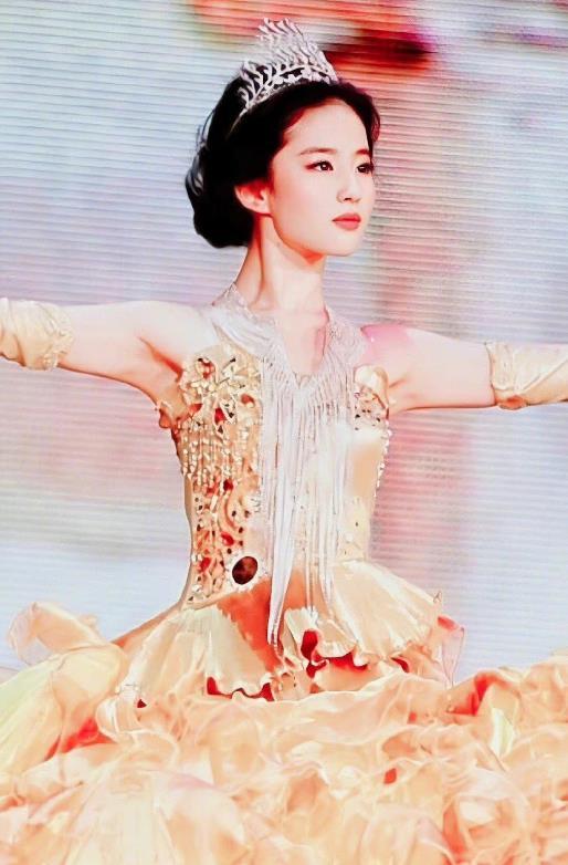 以后估计也没有了。回顾历届金鹰女神06 刘亦菲08 李小璐10 王珞丹12 刘诗