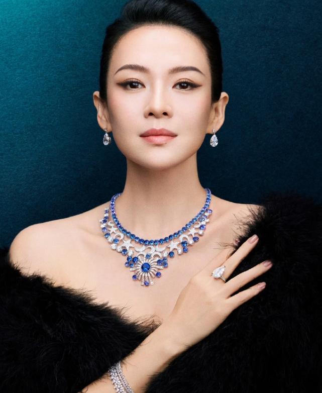 章子怡《酱园弄》虽然扑了
但是依旧没耽误她一口气拿下蒂芙尼和积家两个全球代言人，
