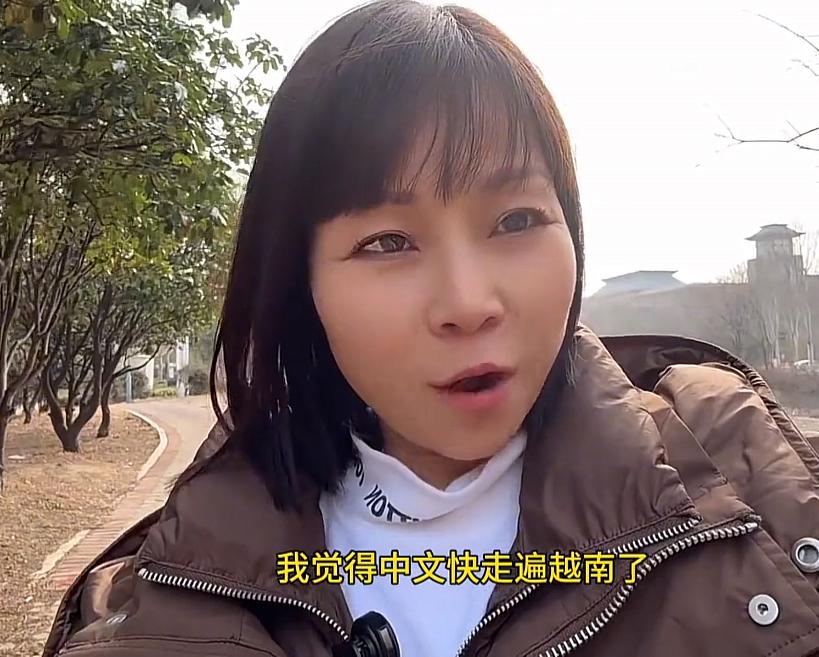 越南美女说着一口流利的普通话，现在村里很多年轻人都在学习中文，基本上大部分00后