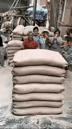 七袋水泥啊，一袋好像是50斤，七袋就是350斤，这也太厉害了。#只有几吨了# #