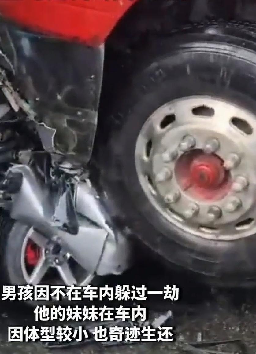 2025年12月22日，哥伦比亚布埃那文图拉附近的公路上发生一起令人唏嘘的惨剧。