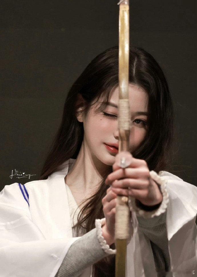 恋综女嘉宾撞脸张元英不止撞脸亮眼，本身长相很有辨识度，软乎乎的模样，温柔氛围感直