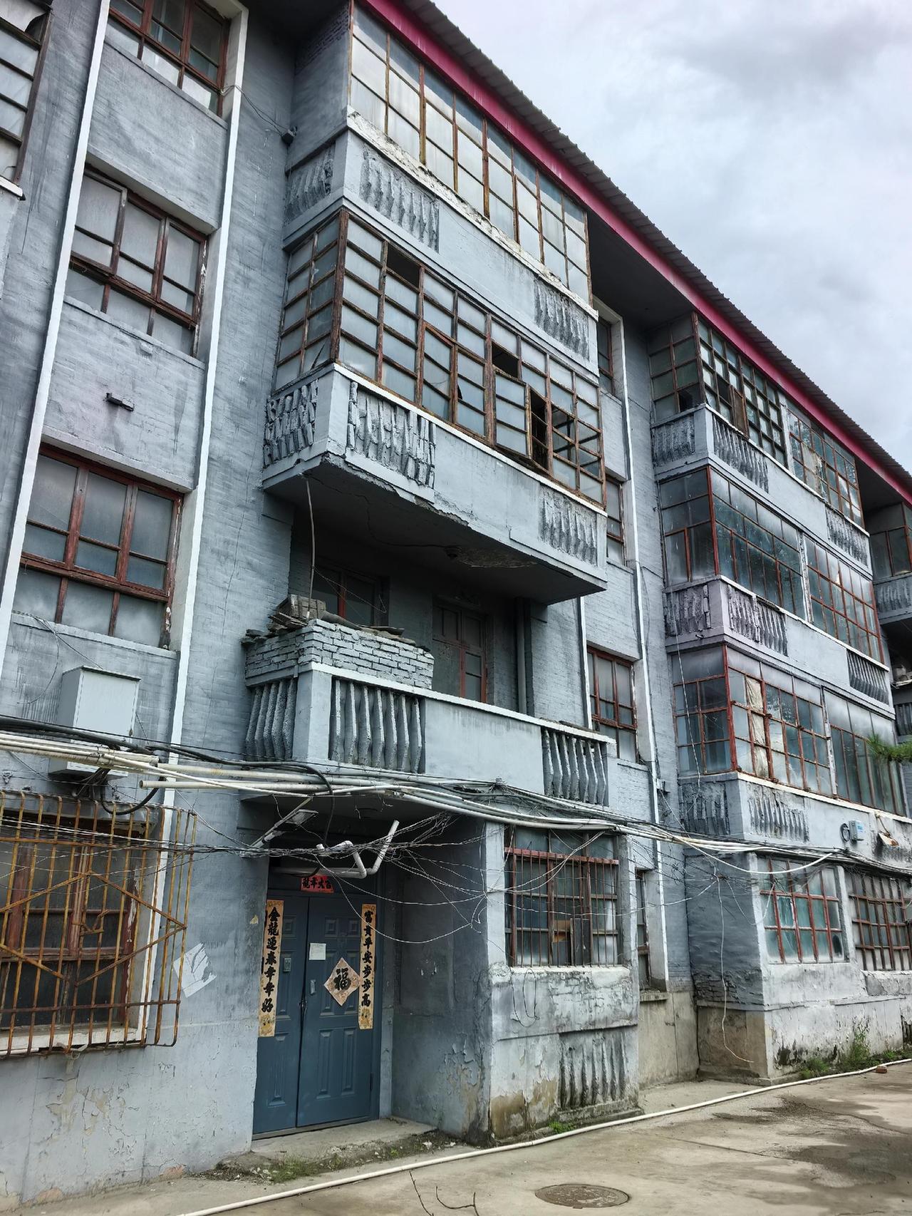 大同四矿，一方老楼藏着煤矿人的美好回忆，残破的窗框，斑驳的砖墙，是时代变迁的缩影