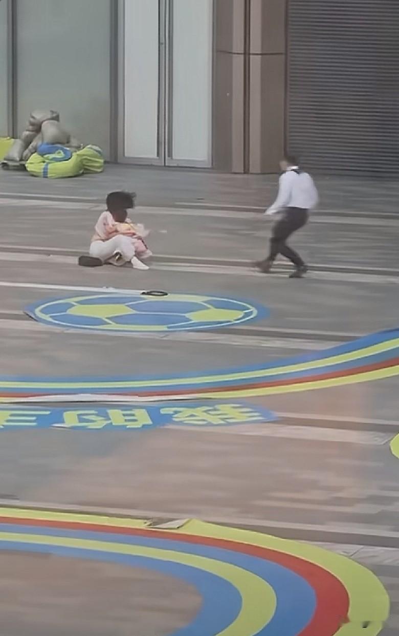 这一幕感动了所有人。
7月25日，台风红霞袭击东莞。
一女子抱着孩子站立不稳，只
