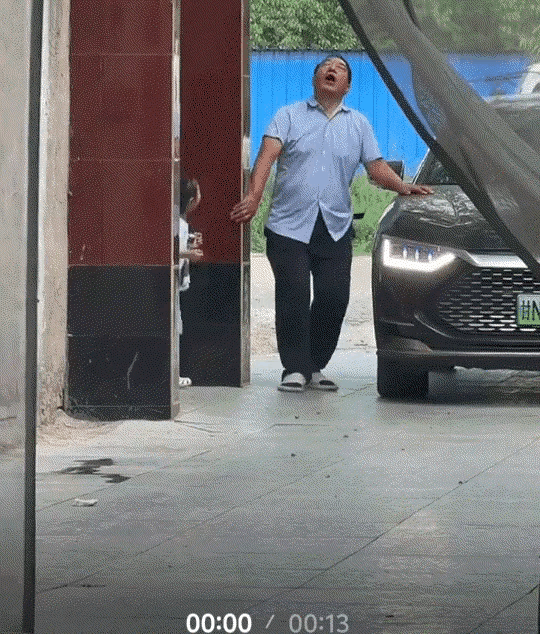 笑不活了!甘肃，一小女孩见爷爷走过来了，于是她便躲在门柱后面想吓爷爷。结果爷爷却