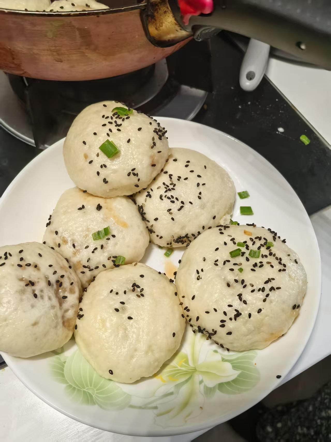 今日午餐
又香又省工的水煎包和杂烩菜
水煎包的制作：
先把面团和好醒半小时，然后