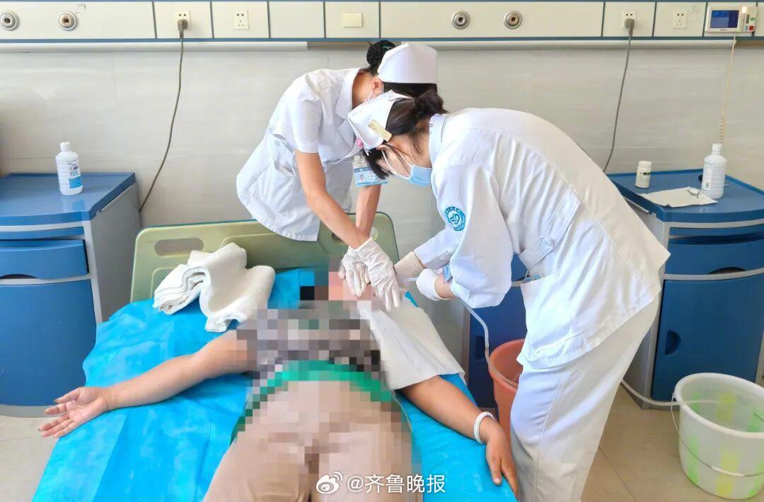 【#老人误喝白桃洁厕剂被送医洗胃#】#孙子翻出白桃洁厕剂老人误喝# 很多家居清洁