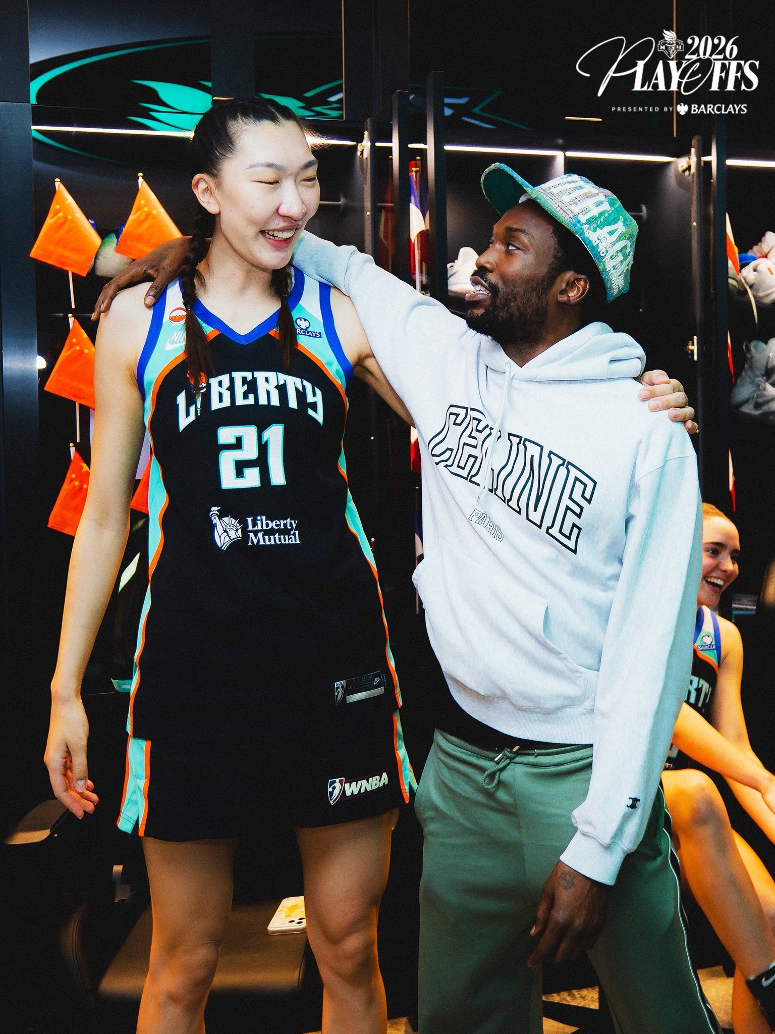 比你高！韩旭跟说唱歌手Meek Mill合影！今天自由人黑八奇迹比赛中Meek 
