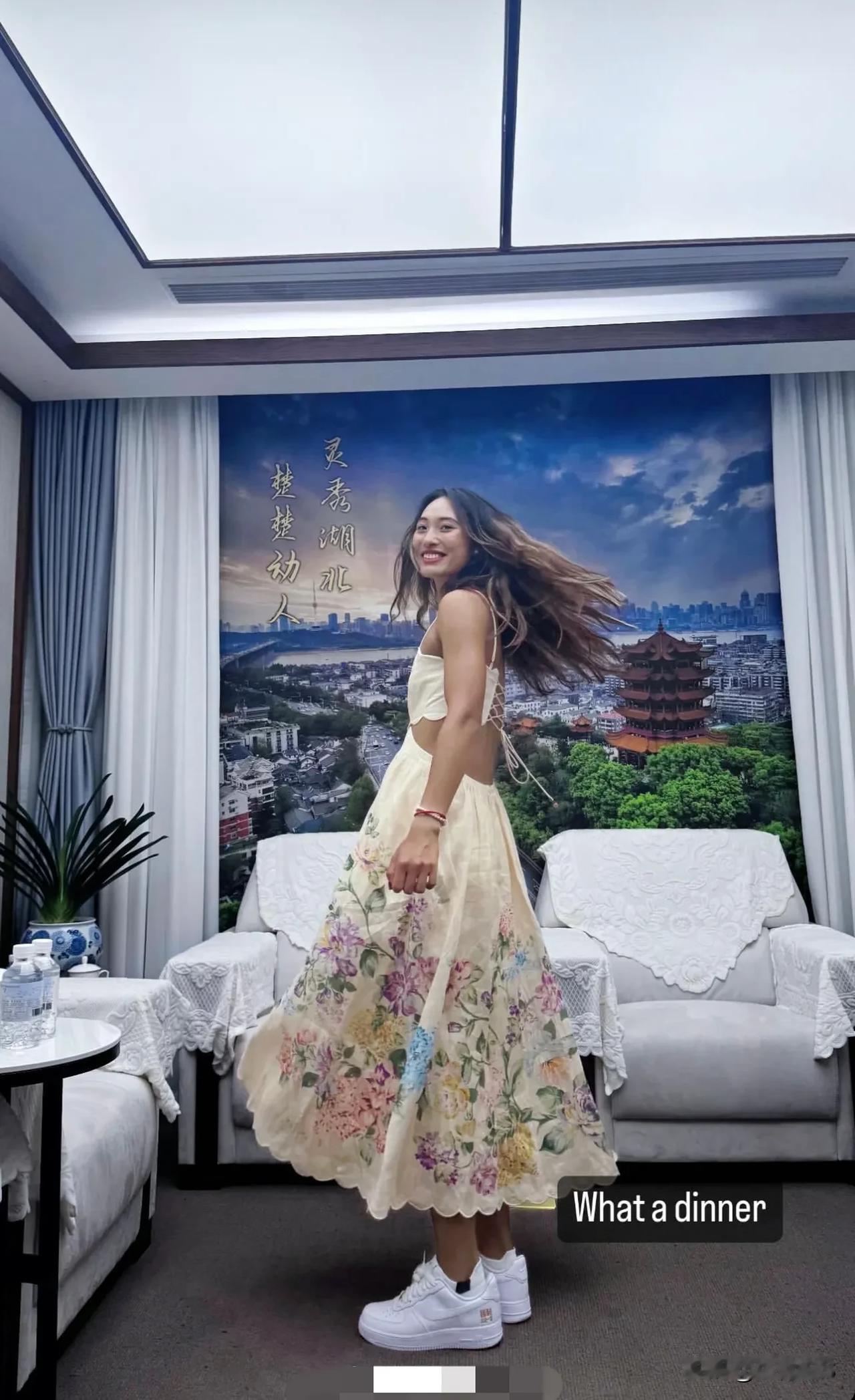 这裙子穿在郑钦文身上就是很健康的美，透着阳光感！

试想穿在哪位女明星身上会是什