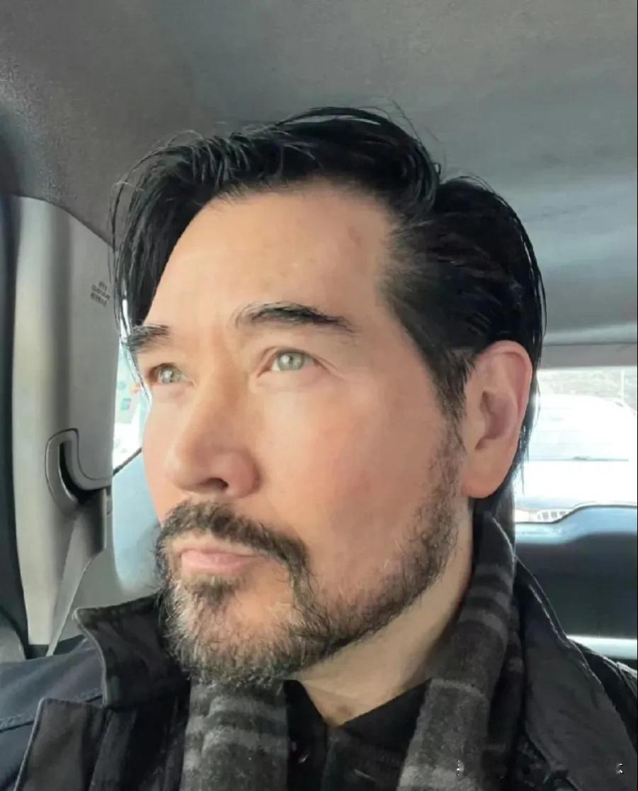 费翔，这位曾经的“大众情人”，近日在海外潇洒游玩，享受着难得的闲暇时光。以下是他