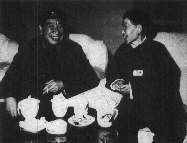 1960年，杨国夫在山东省视察工作中，重返广北县，与模范军属亲切交谈。