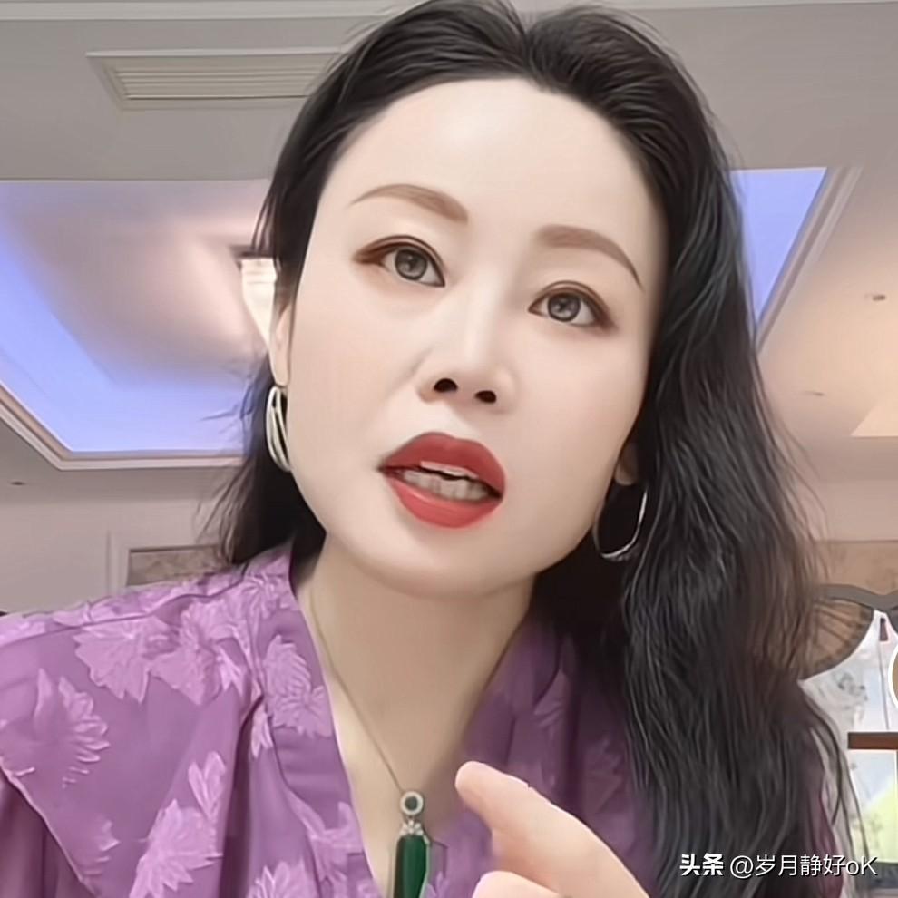 看到照片里的草帽姐，还真有点不敢认。当年她上星光大道，戴着草帽，歌声朴实，那形象