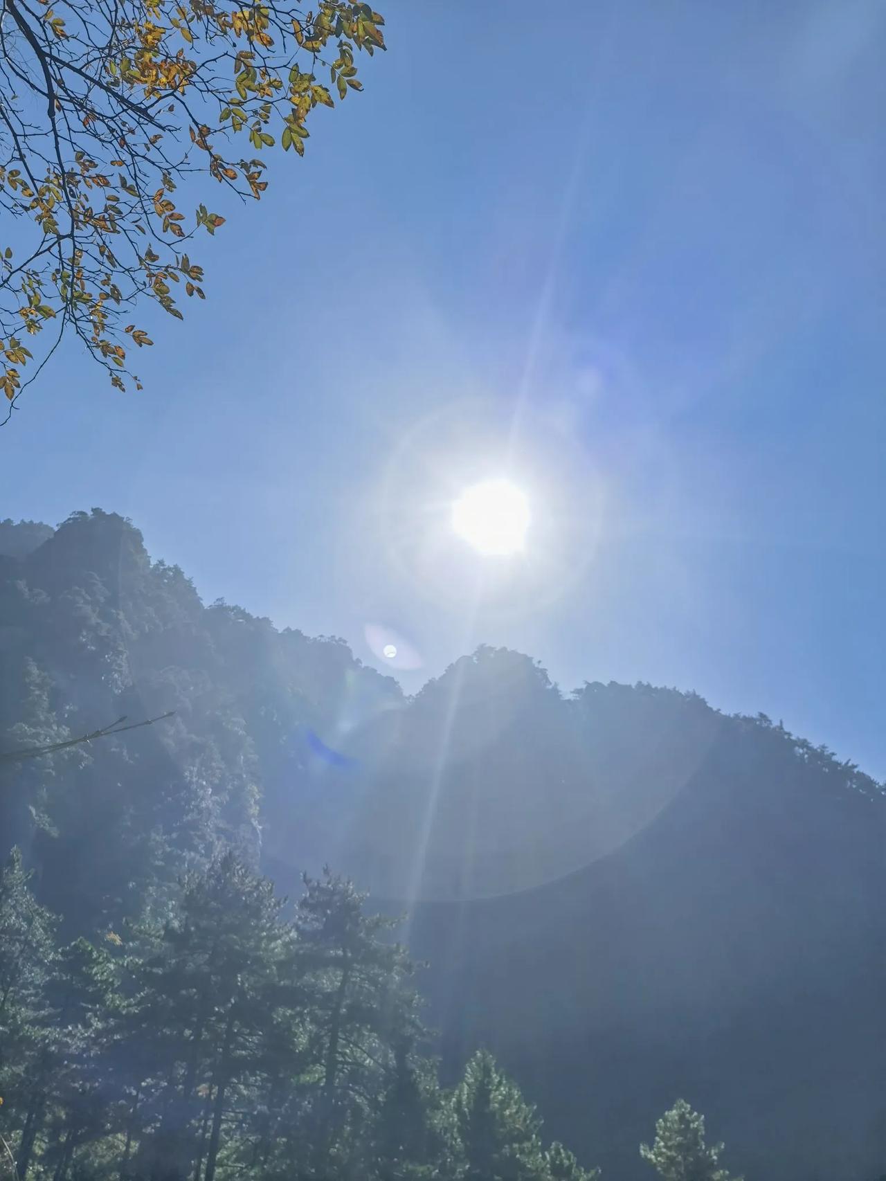 上联:穷在闹市无人问，求下联富在深山有远亲