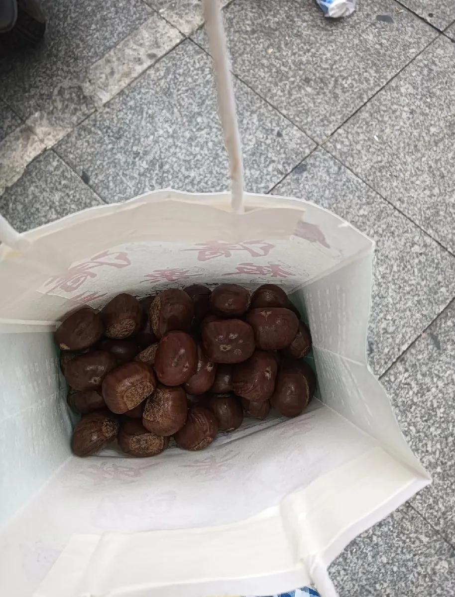 路过炒货摊闻着香，没看就掏了15块拎走——结果刚拐过街角打开袋，我啃栗子的牙都僵