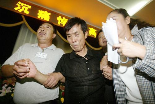 演员高秀敏葬礼上，一张罕见的留影，这张照片拍摄在2005年8月，地点是长春殡仪馆