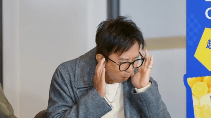 邓超清唱海阔天空邓超说自己小时候买不起气球邓超也太真实了，清唱经典老歌韵味十足，