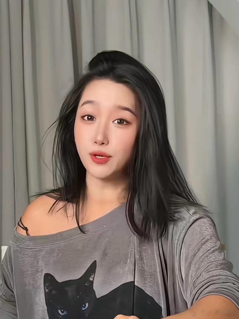 李蠕蠕收入比娱乐圈很多人高近日网传千万粉丝博主李蠕蠕和一位95生相恋的消息冲上热