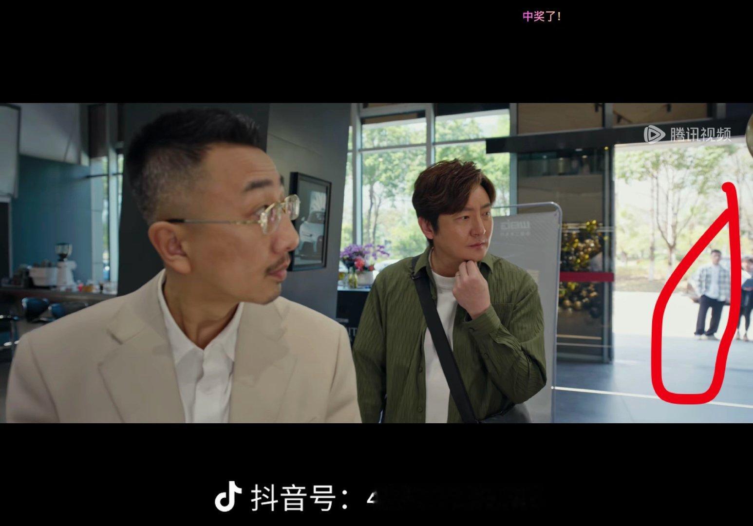 大家好，我是演员胡杨林演员是我的第二职业，主业卖二手车这是我跟著名演员郭京飞联袂