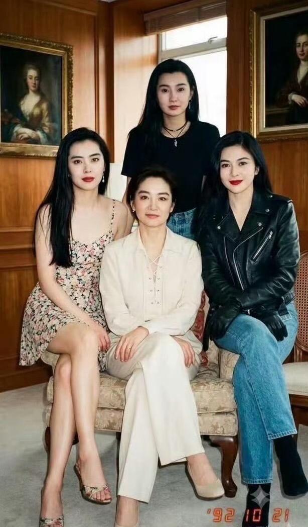 很多女星是精致漂亮，五官挑不出瑕疵，美是雕琢出来的；而林青霞的美，是骨相、气韵、
