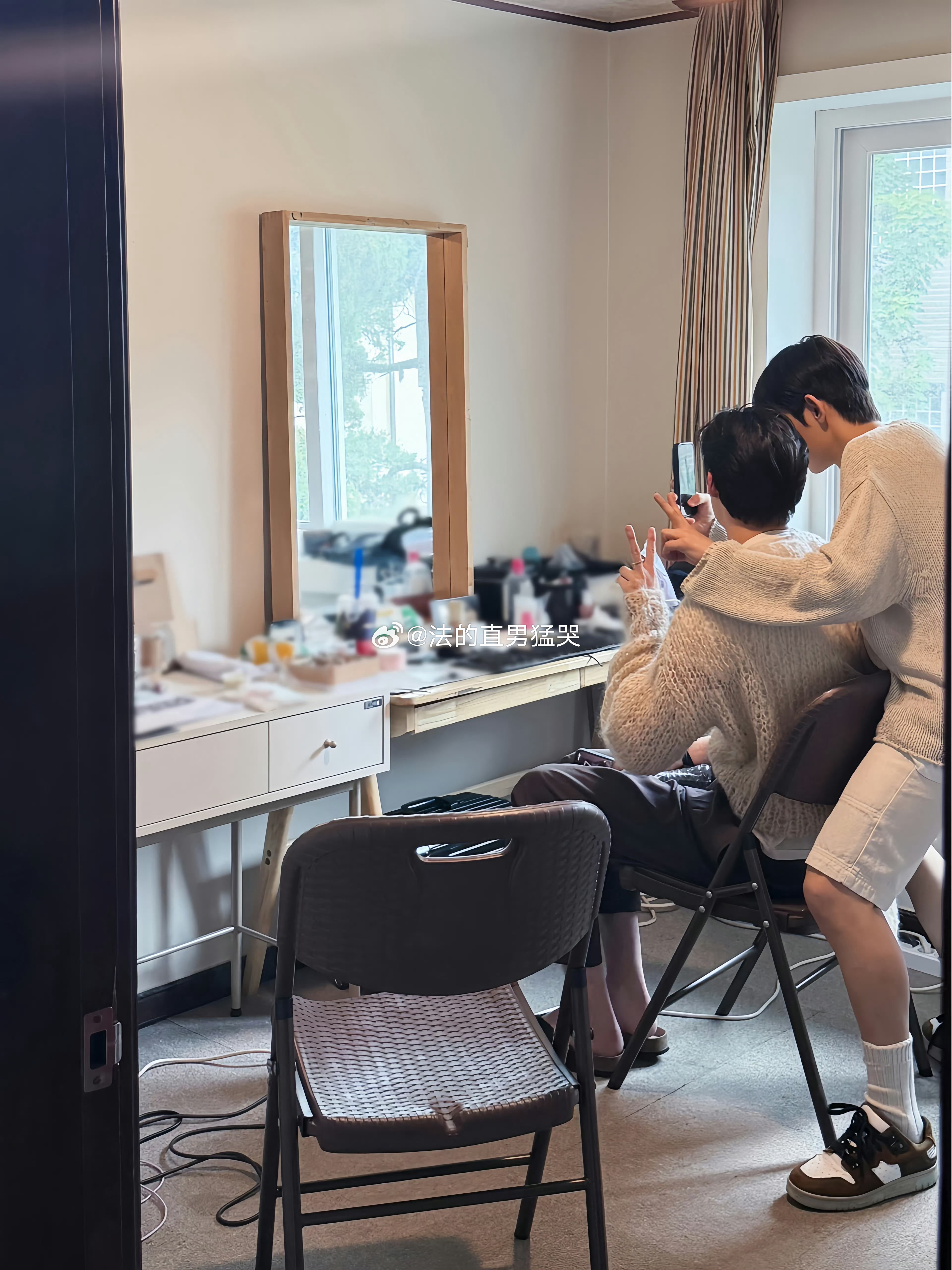 检察官的提案 就这个宝孩偷拍视角 偷看爸妈拍合照来的 爸爸妈妈我出生了