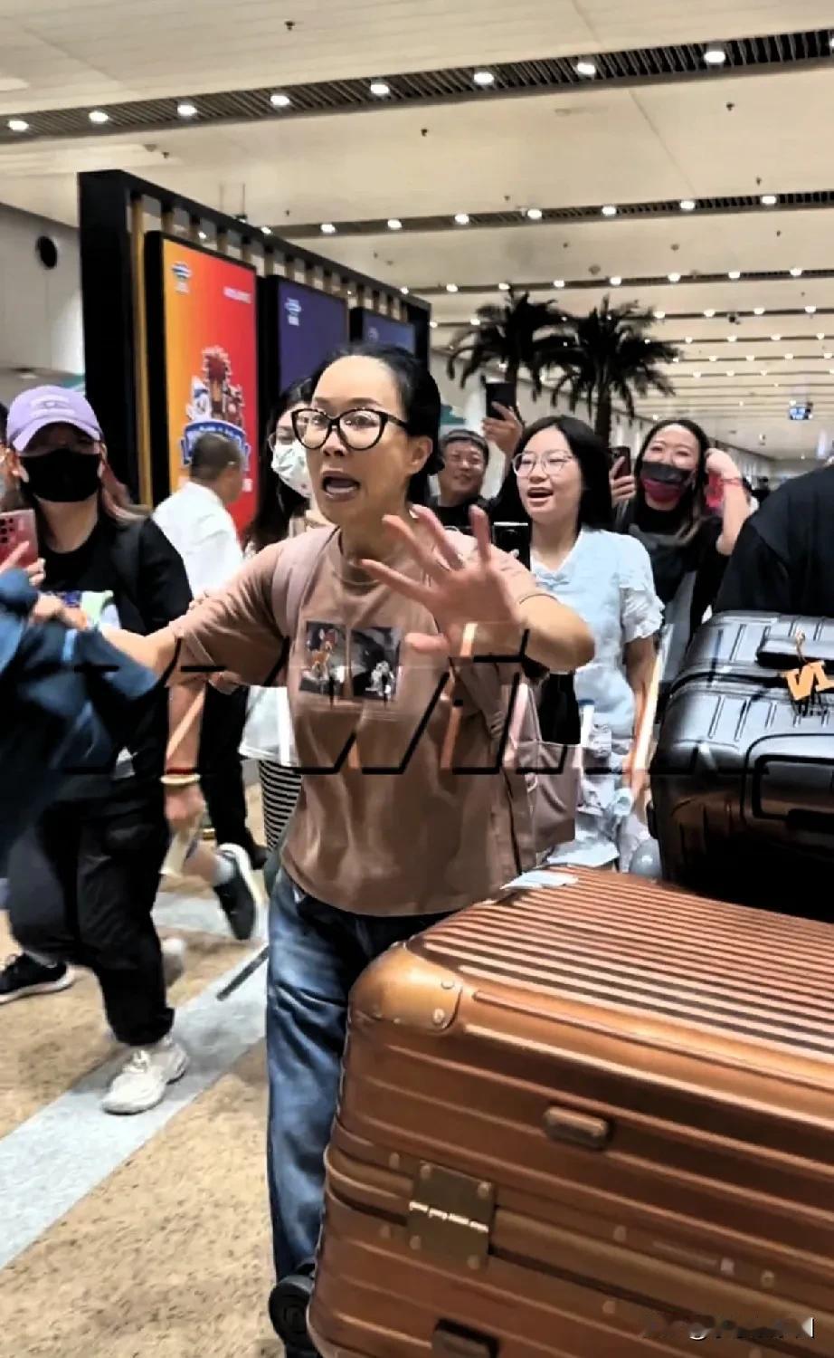 我滴妈耶！那英在机场都快招架不住了！一大批粉丝对她糖衣炮弹各种吹捧，那英尴尬的说