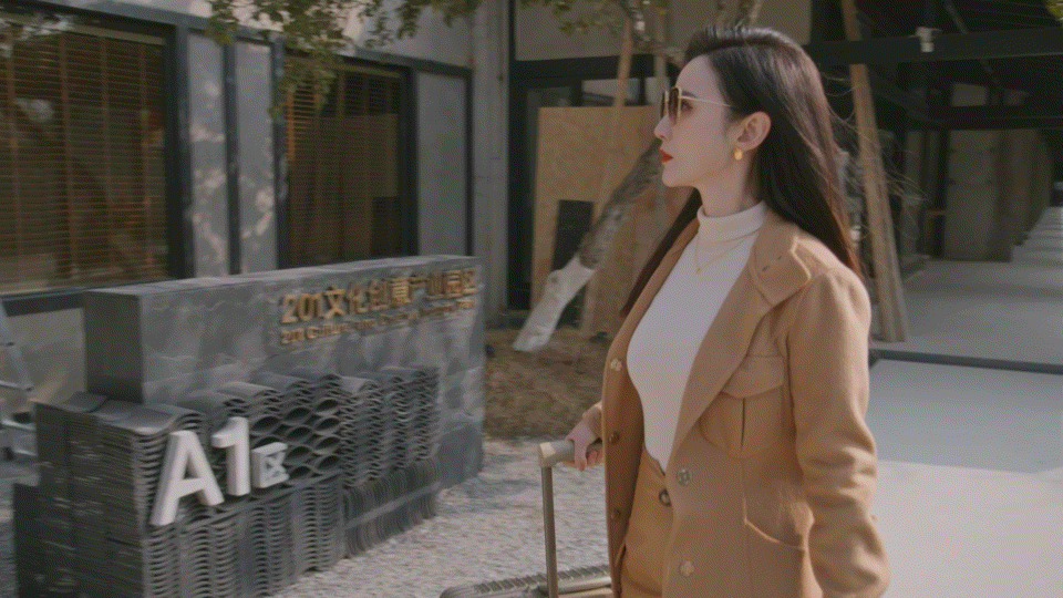 #张萌女儿送了她肉被卡戒指#  这个谐音梗还真的是满分了，剧里肉贝卡，剧外被戒指