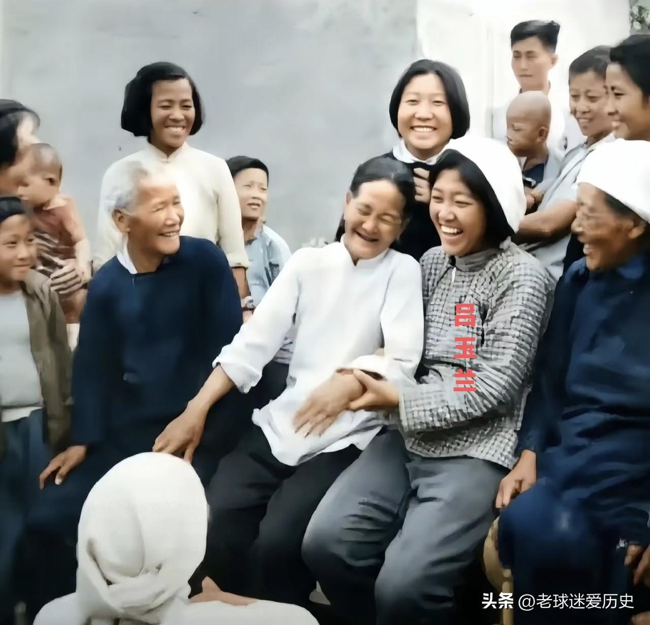 老照片中，欢声笑语回荡，全国劳动模范吕玉兰正与乡间邻里欢聚。
出身农家的她，毅然