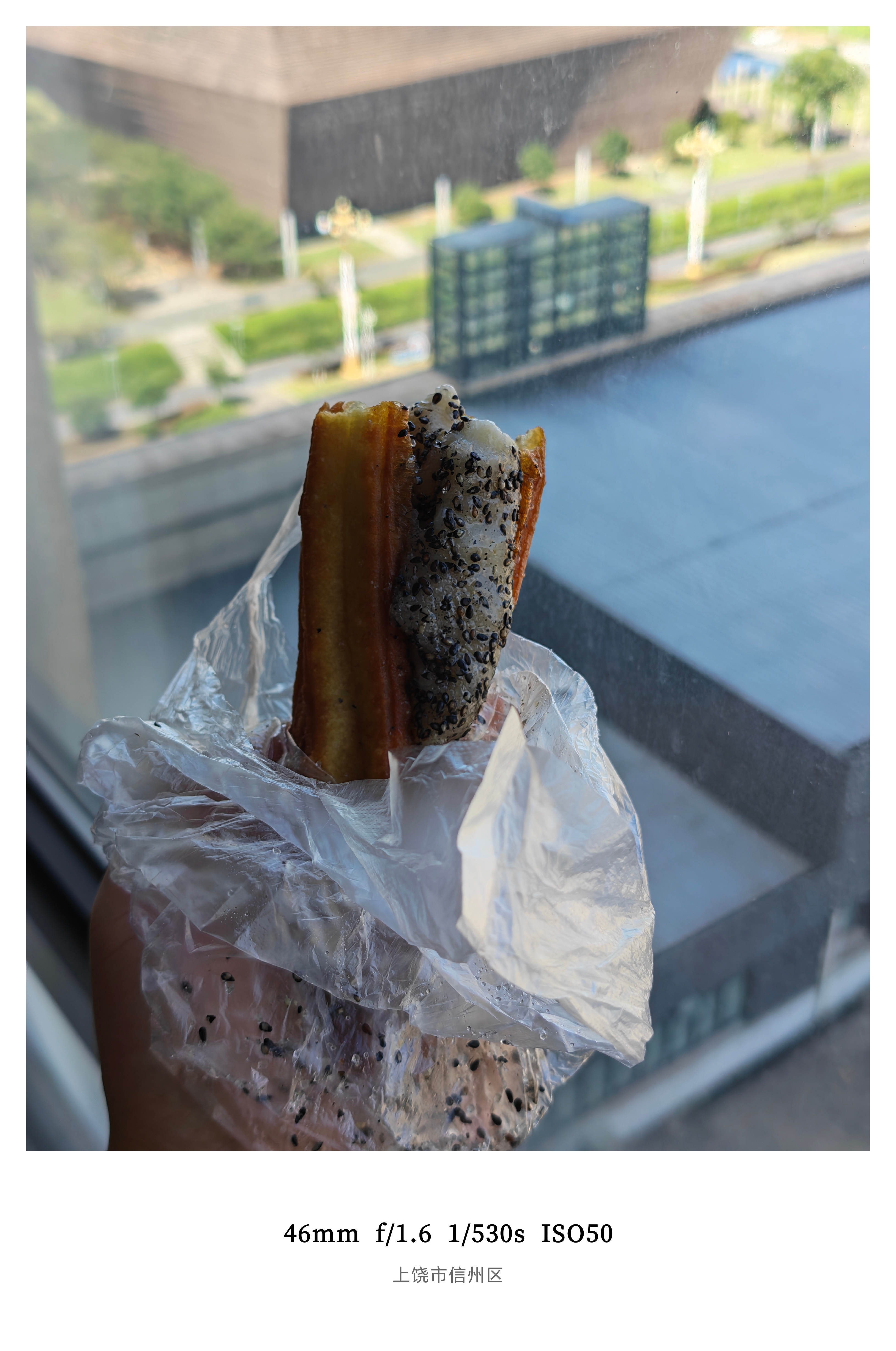 非江西人应该没吃过这个经典的早餐搭配，油条包麻糍嘎嘣脆的油条配上糯叽叽麻糍撒上致