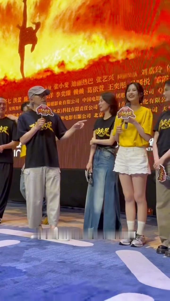 周星驰说雪野吃饭都吊在钢丝上星爷路演爆料雪野拍戏太拼，为完成飞天踢高难度戏份，长