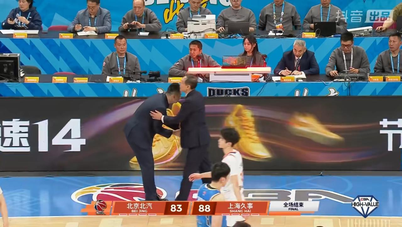 完犊子了，
北京男篮负于两外援的上海男篮，
跟王哲林相比，周琦算是废了，
张镇麟