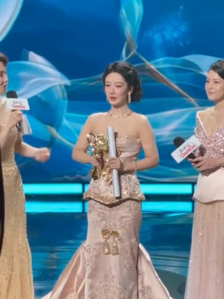 听到杨紫在台上哽咽着说“女儿没有让你们失望”时，心里真的咯噔了一下。🥺不是粉丝