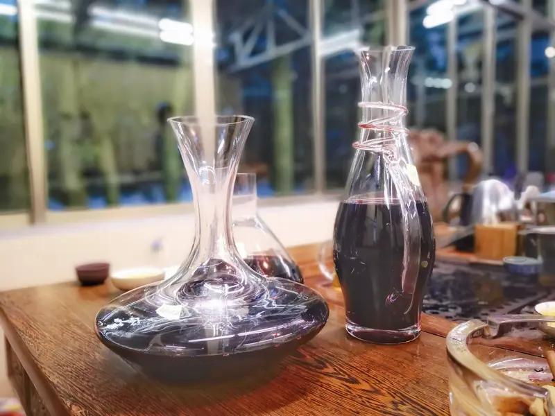 生肖蛇的人就像一杯陈酿，初尝寡淡，细品却韵味无穷。他们看着高冷，其实外冷内热。平
