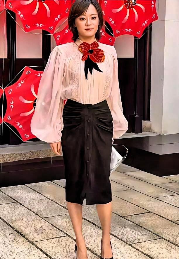 孙俪试衣服，经纪人随口问了一句“穿塑形裤了？”，她当场疯了一样连发33个“哈”。