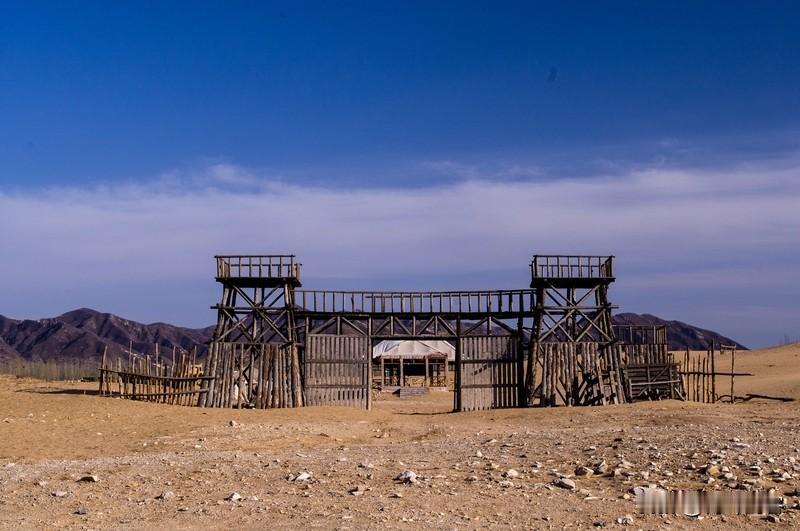 上联：大漠孤烟起；
下联：长河落日来。
友友请出上联 友友请上联 友友请展示上联