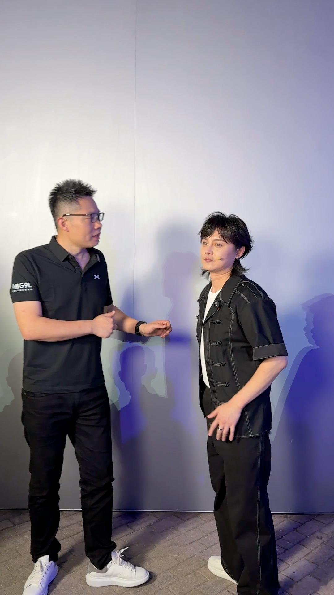 小鹏G9L今晚上市尹正现身小鹏G9L发布会 刚刚在发布会门口突然偶遇到了尹正，身