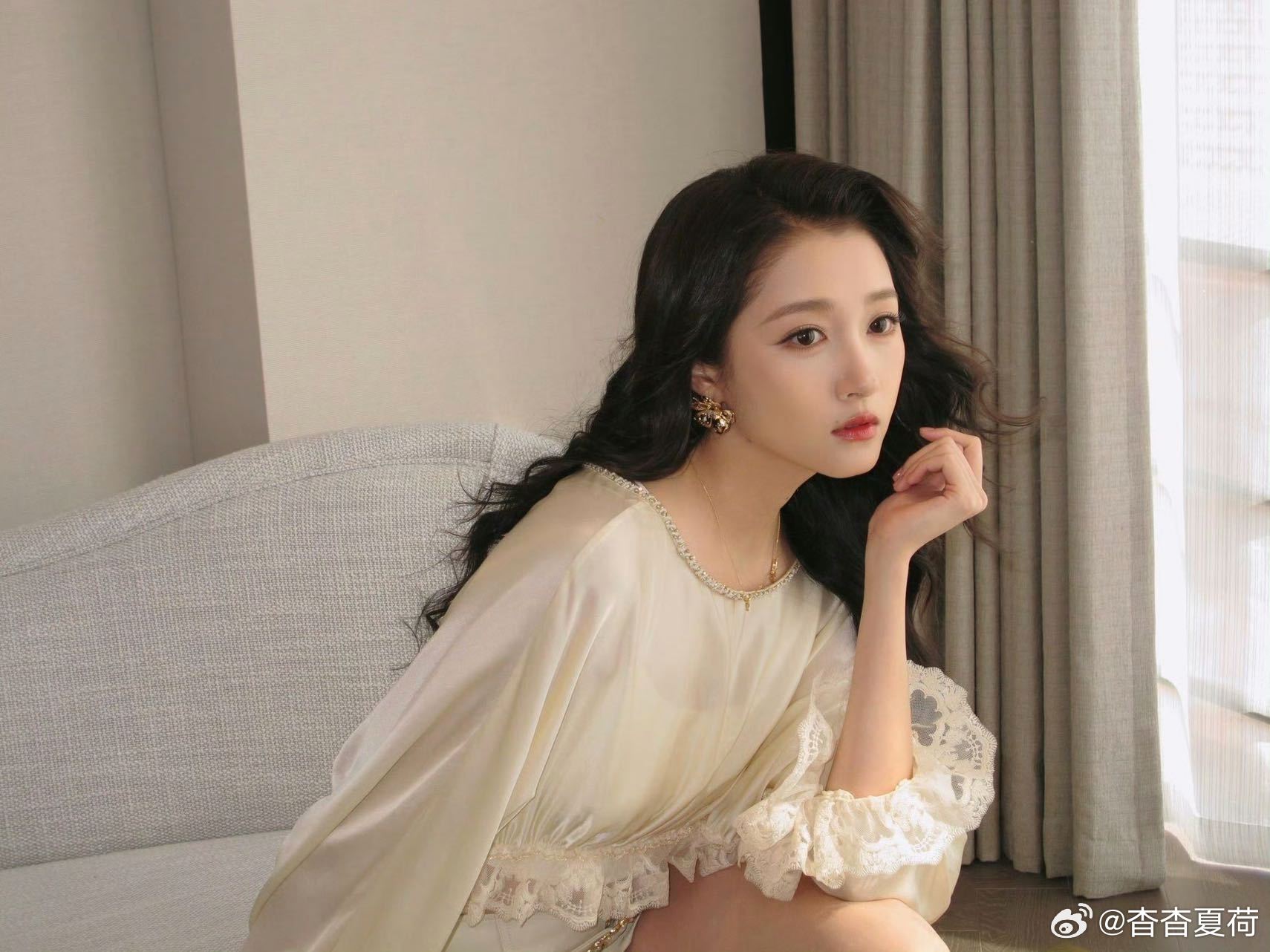 关晓彤啤酒节状态关晓彤爱你舞台🌟谁被甜到！关晓彤线下演绎《爱你》，高挑身材，元
