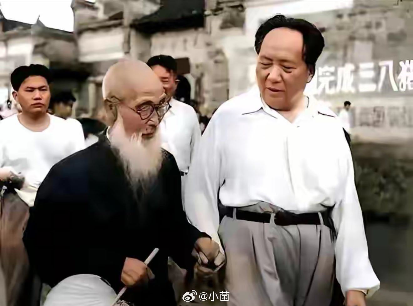 1959年，韶山老街，毛主席与毛宇居并肩漫步。 照片里二人牵手闲谈。毛宇居是主席