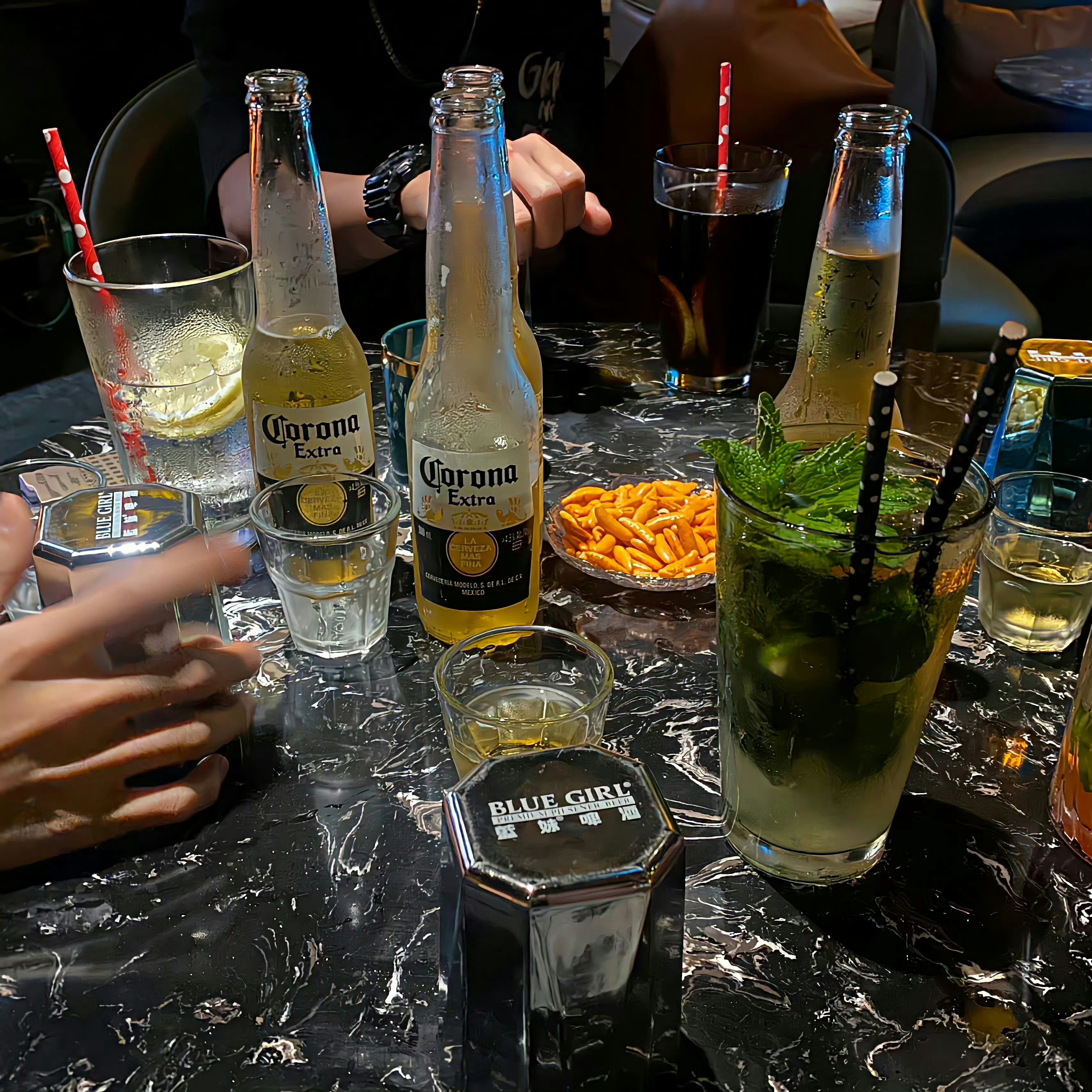 快乐是免费的,可是特别快乐就要喝点酒了 。 