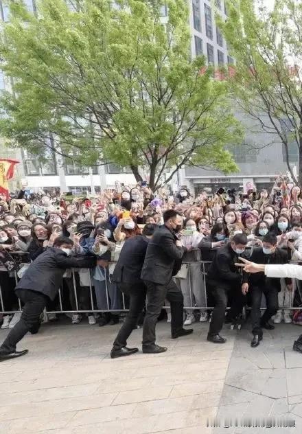 追星也该理智些

现在不知什么原因，经常看到那些所谓的影视明星人物，在某个场合一