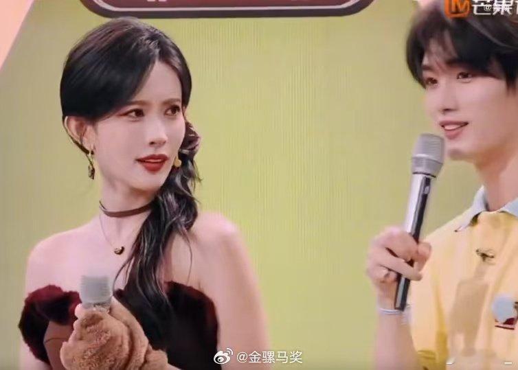 孟子义被何炅丁程鑫哄成胚胎了你好星期六 看《你好星期六》，孟子义唱歌后，何炅和丁