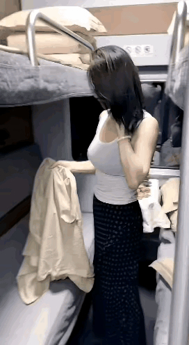 车厢很空，只有她和我，夜深了…