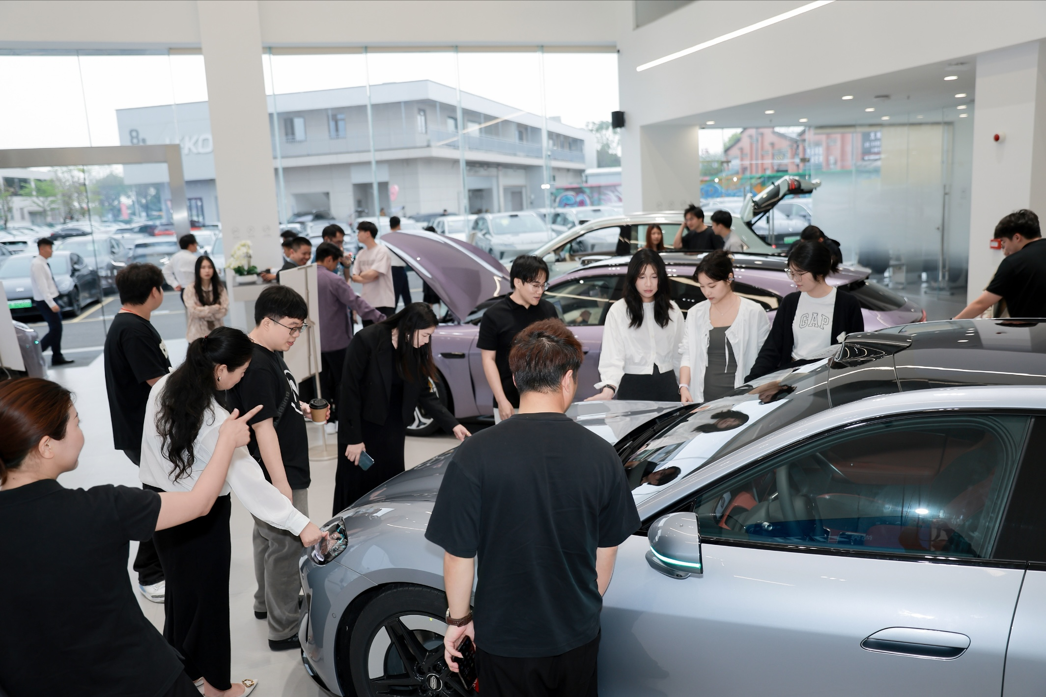 五一尚界门店客流爆棚尚界销售称购车用户女性过半尚界Z7主打年轻化审美，好看还不贵