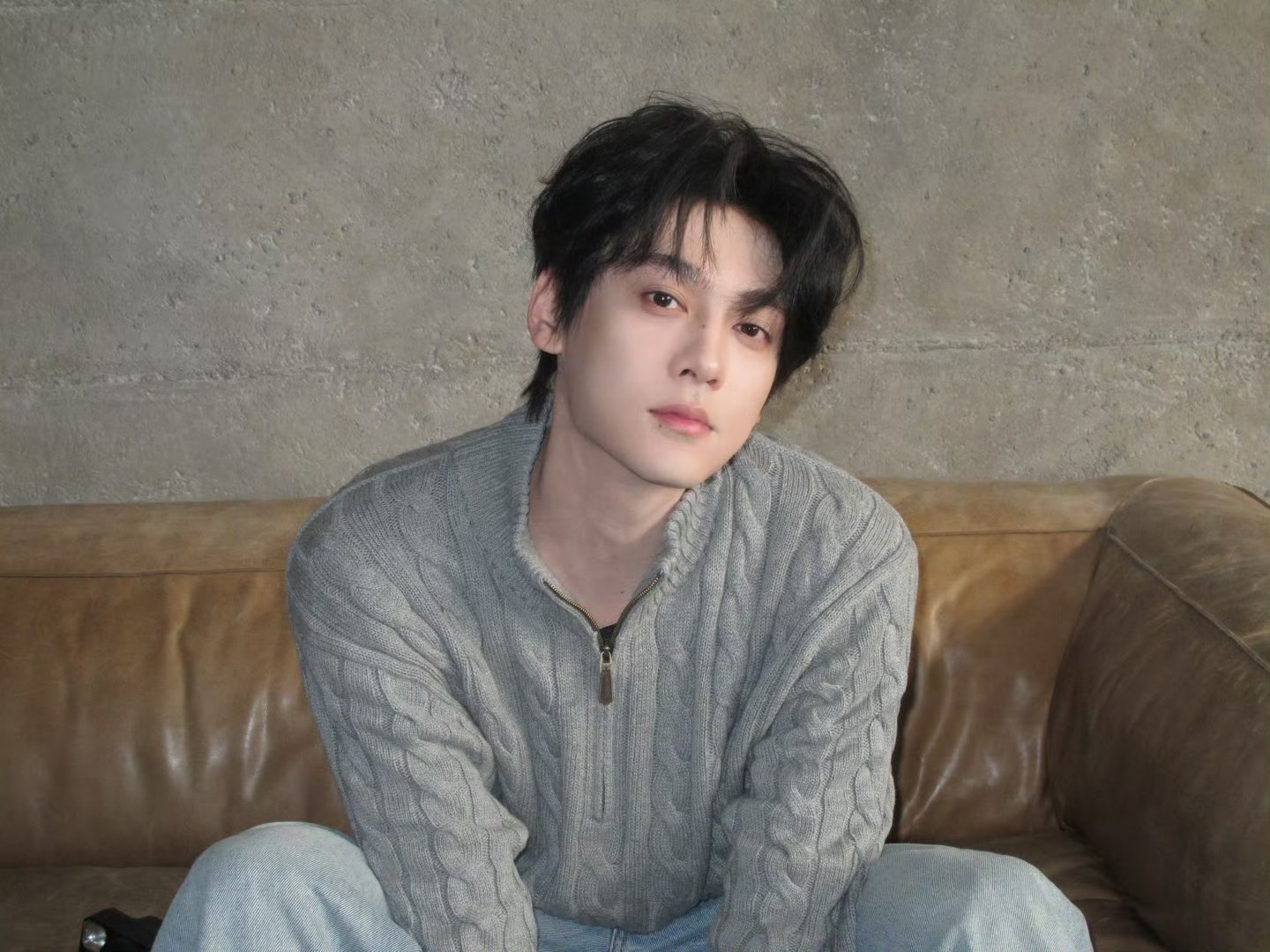 田栩宁春日暄和的松弛碎片田栩宁灰色毛线衫日常照松弛感满满田栩宁日常投送田栩宁灰色