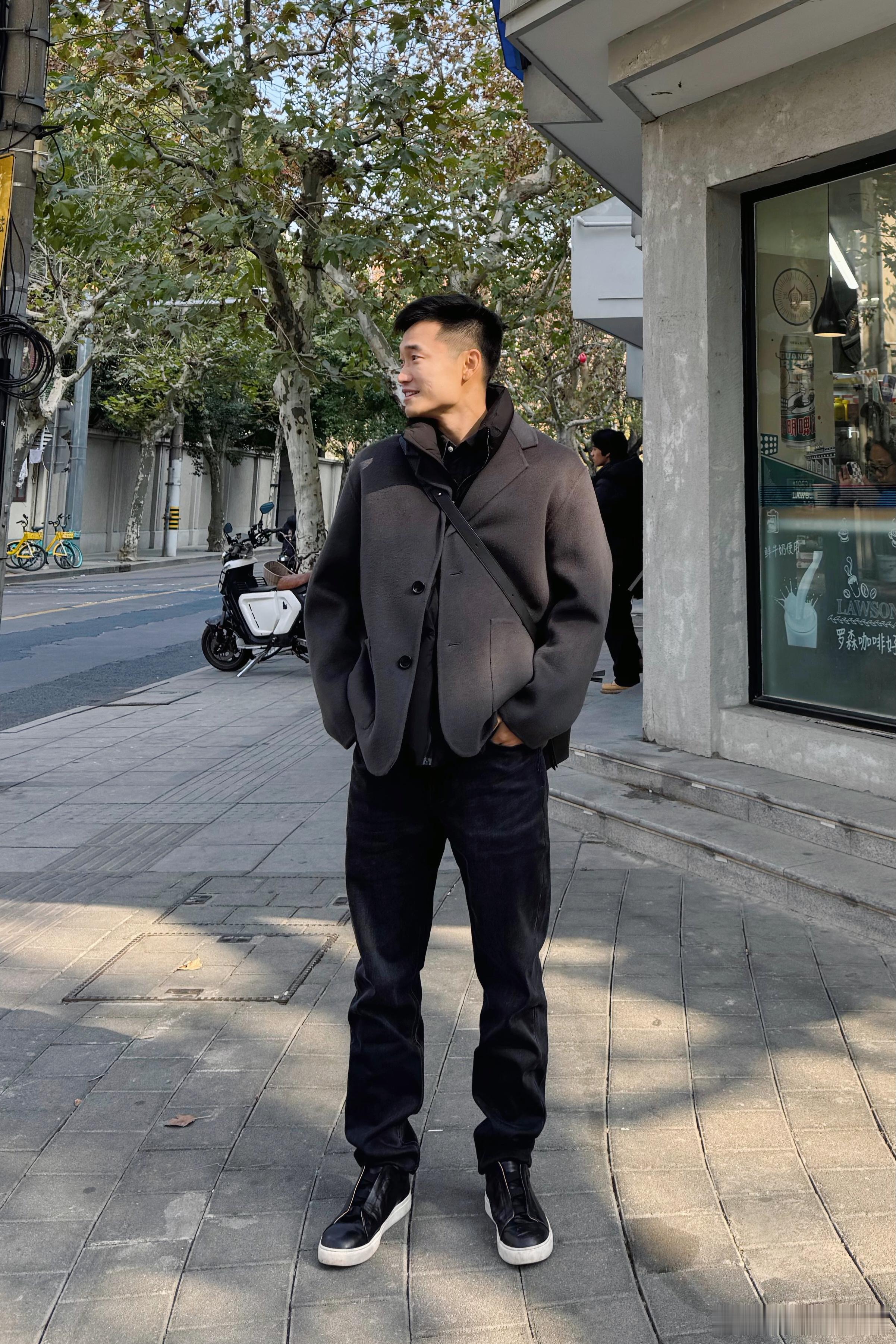 今天我非要给你们安利短大衣+薄羽绒的组合！你们很少看我推荐男士大衣吧？ 因为姐夫