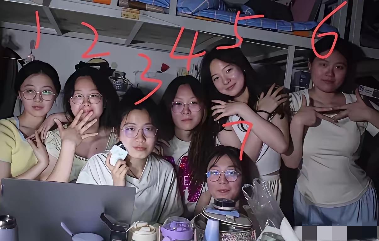 网友:
姐妹们目前都单身，让你选一个做女友，你会选哪个呢？说实话，认真的。[wh