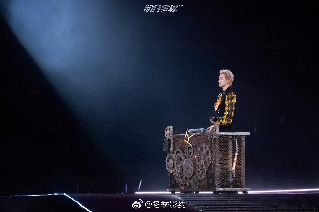 汪苏泷胸口有纹身 明日世界巡演的彩蛋藏得真的深，胸口纹身贴加唇环加烟熏妆，汪苏泷
