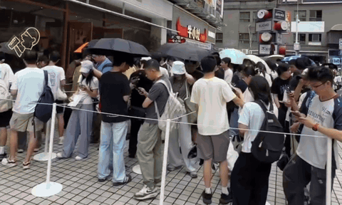 广州奶茶店排队绕楼一圈真的有想法，这波“制茶秀”，算是把传统“饮茶”文化玩出了新